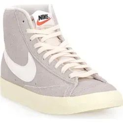 Nike Blazer Mid 77 Vntg W - Creme - 40,5 - Klassische Sneakers im Retro-Stil mit hochwertigem Leder-Obermaterial. Ideal für stilvolle Outfits und den täglichen Gebrauch. Genießen Sie den zeitlosen Look und den optimalen Tragekomfort.