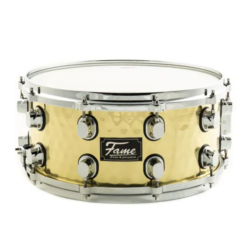 Fame FSB-65 Hammered Brass Snare Drum 14"x6.5" - Snaredrum aus gehämmertem Messing mit 10 Stimmschrauben für optimale Stimmbarkeit und inklusive Drum Sticks. Ideal für professionelle Ansprüche und einen ausgewogenen, brillanten Sound.