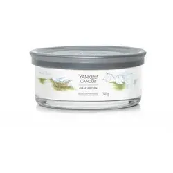 Clean Cotton Signature Multiwick Tumbler 340g - Duftkerze mit 5 Dochten für ein intensives Dufterlebnis. Genießen Sie den frischen, sauberen Duft von Baumwolle, Gras und Zitrone. Ideal für ein angenehmes Ambiente.