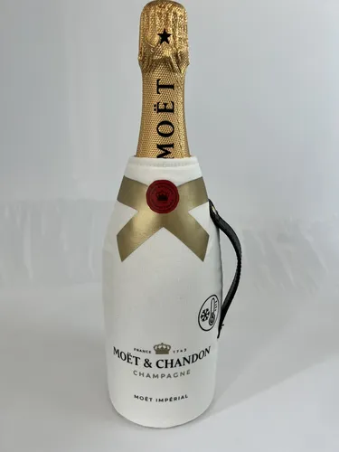 Moët & Chandon Champagne IMPÉRIAL Brut 1,5l Geschenkbox - Eleganter Champagner in 1,5l Magnumflasche, perfekt für besondere Anlässe. Erleben Sie französische Lebensart mit einem ausgewogenen Bouquet aus grünen Äpfeln und Zitrusfrüchten.