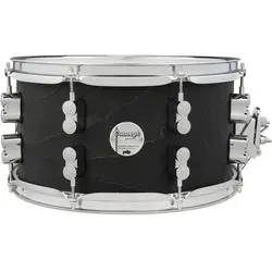 PDP Concept Black Wax Snare 13"x7" - Schlagzeuge mit 10-lagigem Ahornkessel und handaufgetragener Wachsschicht für einzigartigen Klang. Ausgestattet mit hochwertigen Remo-Fellen und MAG-Snareabhebung für präzise Ansprache.