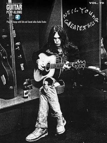 Neil Young Guitar Play-Along Volume 79 (Taschenbuch) - Bücher, ideal für Gitarrenliebhaber, bietet eine Sammlung von Neil Youngs besten Songs zum Mitspielen und Lernen.
