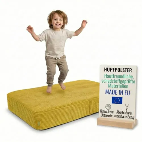 Pillows24 Hüpfpolster für Kinder – 70x110x17 cm | Hüpfmatte für sicheres Spielen - Das große Hüpfpolster fördert Bewegung und Spiel im Haus. Ideal zum sicheren Springen und Toben, bietet es hohen Komfort durch eine stabile Schaumstofffüllung. Der abnehmbare Bezug aus weichem Cordstoff ist pflegeleicht und hautfreundlich.