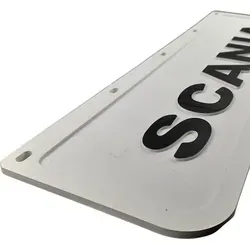 Weiße Kotflügelpresse für vordere Stoßstange Scania 600mmx180mm - Robuste Kotflügelpresse aus Gummi für Scania LKW und Traktoren, ideal für den täglichen Einsatz. Maße: 60 cm x 18 cm, mit schwarzer Reliefschrift.