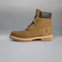 Timberland 6 Inch Premium Waterproof Boot Nubuck Olive Brown - Größe 44.5 - Wasserdichter Timberland 6 Inch Boot aus Nubukleder in Olive Brown. Mit komfortablem Innenfutter und rutschfester Sohle ideal für Outdoor-Aktivitäten und den Alltag.