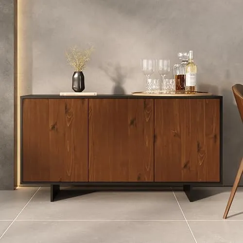 Sideboard ARTO mit 3 Türen in Kastanie - Modernes Sideboard mit 3 Türen und hochwertiger Kiefernholzfront in Kastanienoptik. Bietet viel Stauraum und überzeugt durch elegantes Push-to-Open-System – perfekt für Wohn-, Ess- oder Flurbereich.