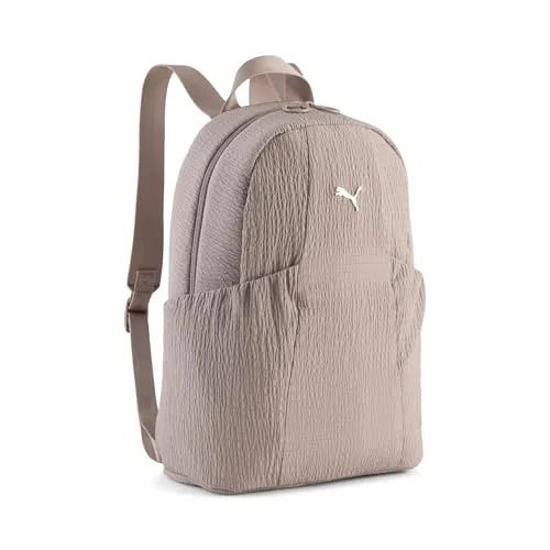 PUMA UP Backpack Sandstone taupe - Stylischer Alltagsrucksack - Praktischer PUMA Rucksack mit geräumigem Hauptfach und Seitentaschen für Getränke. Leicht und bequem für jeden Tag, ideal für unterwegs.