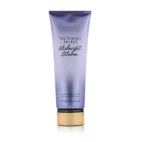 Victoria's Secret Midnight Bloom Body Lotion 236 ml - Ganzkörperpflege mit verführerischem Duft, spendet intensive Feuchtigkeit und hinterlässt die Haut seidig weich.