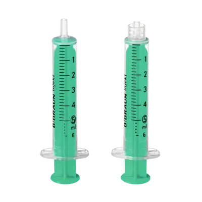 INJEKT Solo Spritze 5 ml Luer exzentrisch PVC-frei - Einmalspritzen mit hoher Ablesbarkeit, ideal für präzise Dosierungen. Hochtransparenter Zylinder und sicherer Kolbenstopp für einfaches Handling. Verpackt zu 100 Stück, einzeln sterilisiert.