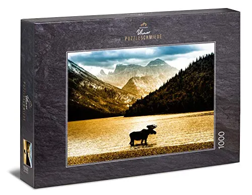 Ulmer Puzzleschmiede - Puzzle „Sonnenbad um Mitternacht“ – Klassisches 1000 Teile Tiere- und Natur-Puzzle – Einsamer Elch-Bulle im Waterton-See in der Mitternachtsonne im Norden von Kanada