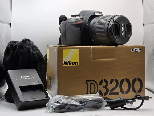 Nikon D3200 SLR-Digitalkamera mit 24 Megapixel - Hochwertige DSLR-Kamera mit FULL HD und vielseitigem 18-55mm Objektiv. Ideal für kreative Fotografie und Videos. Kompakt, leicht und benutzerfreundlich.