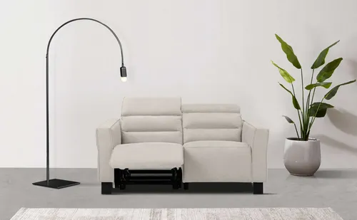 PLACES OF STYLE Carpari 2-Sitzer Sofa mit Relaxfunktion - Beige 2-Sitzer Sofa mit manueller oder elektrischer Relaxfunktion, USB-Anschluss und verstellbarem Kopfteil für maximalen Komfort im Wohnzimmer.