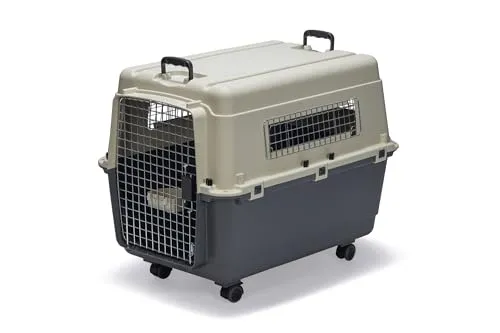 Karlie Flugzeugbox Nomad L - Ideal für Reisen mit Hunden - Hundeboxen, Größe L - Belastbar bis 25 KG, IATA-konform und perfekt für Auto, Zug, Boot und Flugzeug. Robuste Konstruktion mit Metallverriegelung und Rollensatz für einfachen Transport.
