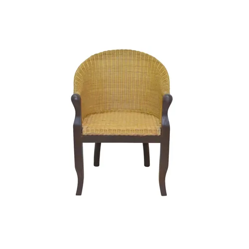 Rattansessel Berta – Möbel Direkt Online - Moderner Sessel aus Massivholz und handgeflochtenem Rattan, ideal für stilvolle Wohnräume. Maße: B. 67 x H. 87 x T. 67 cm, Sitzhöhe 46 cm.