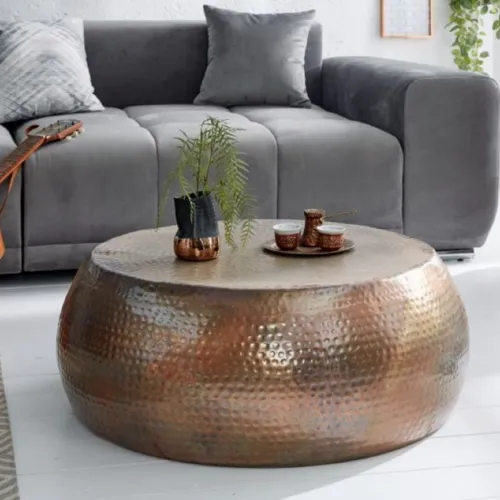 Stylischer Couchtisch MARTELLO No.2 aus Aluminium in Kupfer-Used - Eleganter Couchtisch für das Wohnzimmer, gefertigt aus hochwertigem Aluminium. Mit seinem antiken Messing-Finish und der runden Form bringt er marokkanischen Flair in Ihr Zuhause.