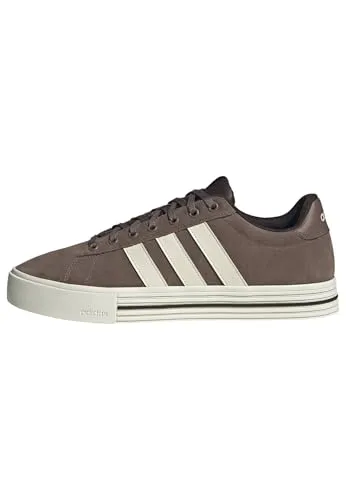 Adidas Unisex Daily 4.0 Schuhe, Earth Strata/Off White/Aurora Coffee, 42 2/3 EU - Stylische Unisex-Schuhe mit regulärer Passform, robustem Obermaterial und Gummiaußensohle. Ideal für den Alltag und nachhaltig gefertigt aus recycelten Materialien.