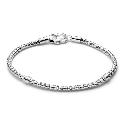 PANDORA Moments Nietenarmband mit Nietenverschluss - Armband für Damen, aus Sterling-Silber, kompatibel mit Moments Anhängern, einzigartiges Design mit Nietenverschluss für sicheren Sitz und stilvolle Kombinationen.