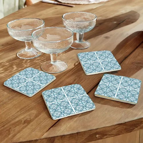 queence Getränkeuntersetzer Mosaik Blau Weiß, Set 4-tlg., 10x10x1cm - Vielseitige Untersetzer aus Travertin-Naturstein, ideal für Gläser, Töpfe oder als dekorative Ablage. Schaffe ein stilvolles Ambiente in deinem Zuhause mit diesen einzigartigen Mosaik-Designs.