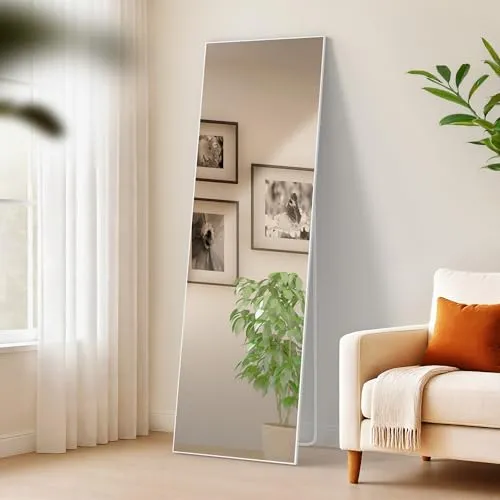 CLP Benicia Stand- und Wandspiegel 160x50 cm in Weiß Matt - Vielseitiger Ganzkörperspiegel mit robustem Metallrahmen. Ideal als Stand- oder Wandspiegel für Schlafzimmer, Flur oder Badezimmer. Verleiht jedem Raum eine moderne Note und sorgt für eine optische Raumvergrößerung.