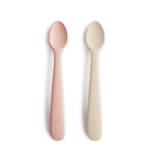 Mushie 2er Set Babylöffel für Kinder | BPA-freier Silikonlöffel | Löffel Spülmaschinenfester Fütterlöffel | Langlebiges Zubehör für Kleinkinder | Blush/Shifting Sand