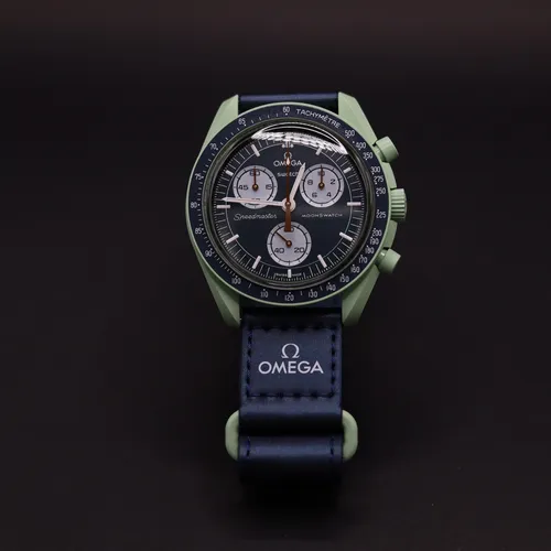 Omega x Swatch Mission to Earth - Neu und OVP - Armbanduhr für Unisex Erwachsene mit analoger Anzeige, Schweizer Uhrwerk und spritzwasserfest. Stilvoll mit 12-Stunden-Zifferblatt und 42 mm Gehäusegröße, ideal für jeden Anlass.