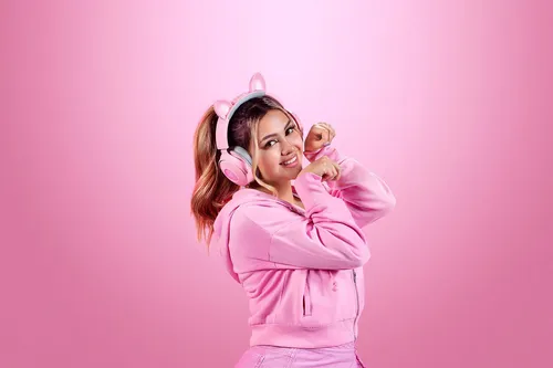 Razer Kraken Kitty V2 Pro - Kabelgebundenes RGB-Headset mit 50mm TriForce Treibern, austauschbaren Ohren und reaktiver Beleuchtung für individuelles Streaming-Erlebnis
