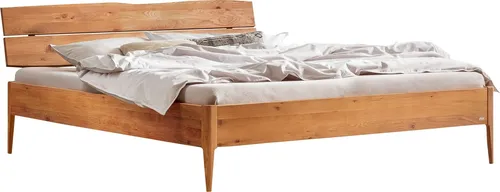 HASENA Lounge Bett Sabbioni 25 Wildeiche natur 140x200 - Das Hasena Lounge Bett Sabbioni in Wildeiche natur vereint elegantes Design mit Stabilität. Die grazilen Füße und das Kopfteil mit Baumkante schaffen ein stilvolles Ambiente im Schlafzimmer. Ideal für langlebige Qualität und einfache Montage.