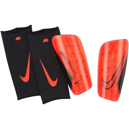 NIKE Schoner NK MERC LITE - FA22 - Die NIKE Mercurial Lite Schienbeinschoner bieten effektiven Schutz für deine Unterschenkel. Ihr leichtes Design kombiniert weiche Polsterung mit robuster Außenhülle für besten Komfort und Beweglichkeit auf dem Spielfeld.