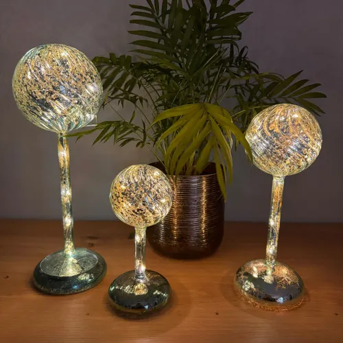 Online-Fuchs LED Dekolicht - 3 Glaskugeln mit Standfuß - Leuchtfiguren mit warmweißem Licht, 6-Stunden Timer und wahlweise Standlicht oder Funkeleffekt für gemütliche Indoor-Atmosphäre.