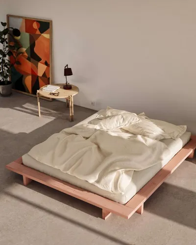 KARUP Design Japan Bett 140 x 200 cm - Pink Sky - Minimalistisches Bett aus Kieferholz im fernöstlichen Design, inspiriert von japanischen Futons, ideal für moderne und zeitlose Schlafzimmer.