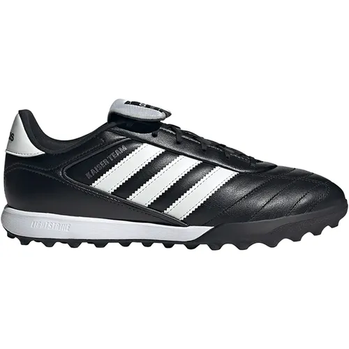 Adidas Kaiser Team 2 - schwarzer Fußballschuh - Zeitloser Fußballschuh für Kunstrasen mit Gummiaußensohle für sicheren Stand. Hochwertige Materialien vereinen Tradition und moderne Strapazierfähigkeit für optimale Performance.