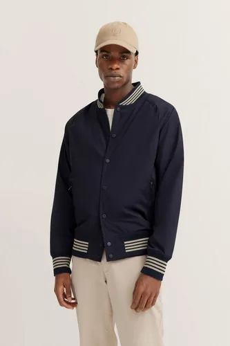 Bugatti Herren Blouson mit Collegekragen - Stylischer Blouson mit Collegekragen, ideal für lässige Looks. Die Stretchfunktion garantiert optimale Passform und Bewegungsfreiheit. Leichtes Material und breiter elastischer Bund sorgen für hohen Tragekomfort.