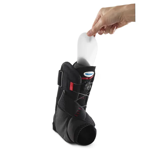 AIRCAST® AIRPRO Sprunggelenkorthese - Flexible Unterstützung für Ihr Sprunggelenk - Die AIRCAST AIRPRO Sprunggelenkorthese bietet vielseitige Unterstützung in 3 Therapie-Phasen. Mit anpassbaren Schalen und BOA-Verschluss für eine optimale Passform und Mobilität.