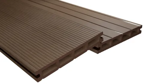 Endorphin Terrassendielen® 32m² Braun WPC Komplettset - Gestalten Sie Ihre Terrasse zur Wohlfühloase mit langlebigen WPC-Dielen. Pflegeleicht und rutschfest, ideal auch für Poolränder. Das praktische Klicksystem erleichtert die Montage.