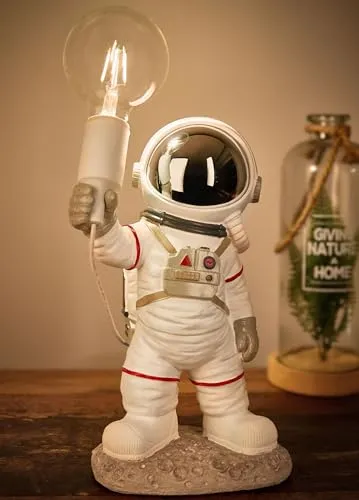 BRUBAKER Astronauten Tischlampe - Handbemalte Weltraum Dekofigur mit E27 Fassung - Faszinierende Astronauten Tischlampe mit E27 Fassung für individuelle Lichtgestaltung. Die handbemalte Figur sorgt für einen einzigartigen Blickfang und schafft eine gemütliche Atmosphäre in jedem Raum. Ideal für Raumfahrtfans!