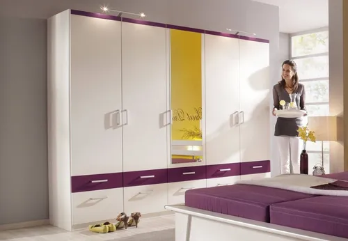 priess Kleiderschrank in Weiß/Brombeer - Kleiderschrank mit 5 Türen, 5 großen und 5 kleinen Schubladen, ideal für optimale Stauraumgestaltung. Hergestellt in Deutschland mit ausgezeichnetem Design und Qualität.