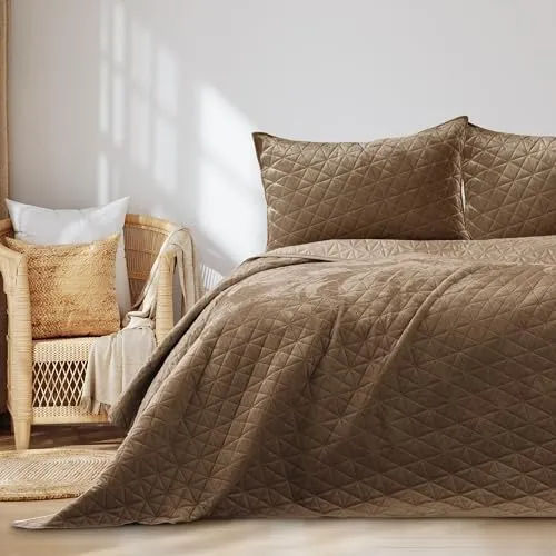 AmeliaHome Tagesdecke 200x220 cm Cappuccino - Velvet Samt Laila - Bettdecken in hochwertiger Velvet-Optik, hautfreundlich und allergikergeeignet. Die einzigartige Steppung und das geometrische Muster verleihen Ihrem Raum einen besonderen Charakter.