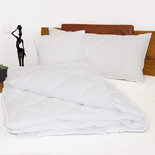 Dacron 95° Stepp-Bettdecke 155 x 220 cm - 1250g Füllung - Kochfeste Stepp-Bettdecke mit leichter Dacron-Füllung für optimalen Schlafkomfort. Waschbar bis 95°C und trocknergeeignet, perfekt für eine einfache Pflege und dauerhafte Formstabilität.