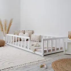 Homestyle4u Kinderbett 90x200 / 120x200 Weiß Natur Holz mit Rausfallschutz - Montessori-Bodenbett für Kleinkinder, inkl. Lattenrost und sicherem Rausfallschutz – ideal für ein sicheres und gemütliches Schlafumfeld.