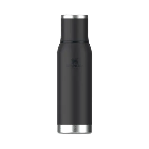 Stanley Adventure To-Go 0,75L Isolierflasche - Schwarz - Moderne Isolierflasche für unterwegs. Mit doppelwandiger Vakuumisolierung hält sie Getränke bis zu 20 Stunden heiß und 25 Stunden kalt. Breite Öffnung für einfache Reinigung und vielseitiger Deckel als Becher.