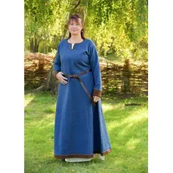 Battle-Merchant – Wikinger Kleid Lykka aus Wollgemisch, Schweres Mittelalter Kleid, Blau meliert - Authentisches Wikinger Kleid Lykka für Reenactment und Mittelaltermärkte. Aus hochwertigem Wollgemisch gefertigt, bietet es Wärme und Komfort. Detailreiche Verarbeitung mit farblich abgesetzten Elementen für einen einzigartigen Look.