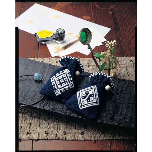 Olympus Kogin Stickpackung "Kinchaku Beutel Navy Idowaku Kurumi-No-Kara, 2 Stk" - Entdecken Sie die Olympus Kogin Stickpackung mit Zählmuster in traditioneller japanischer Technik. Ideal für kreative Handarbeiten, enthält alles, was Sie für den selbstgenähten Beutel benötigen.