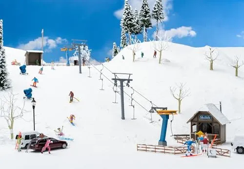 Faller 134003 H0 Schlepplift mit Kiosk - Gebäude-Modellbausätze für kreative Winterlandschaften, inklusive klassischem Schlepplift und zahlreichen Accessoires für nostalgische Skitage.