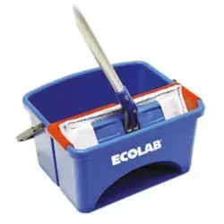 ECOLAB Rasant Xpress Mini Reinigungsset 10004915 - Praktisches Reinigungsset in Blau-Rot, ideal für schnelle und effektive Reinigung, besteht aus Eimer, Halter, Bezug und Stiel.