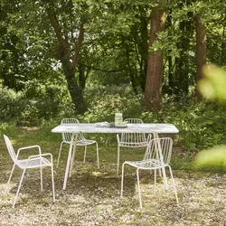 Tikamoon Gartentisch Elio, Rechteckig, 160x76x90 cm, 6-Sitzer - Der stilvolle Gartentisch Elio aus grünem Premium-Terrazzo und verzinktem Eisen bietet Platz für bis zu 6 Personen. Ideal für gesellige Abende im Freien und ein echter Blickfang für Ihren Garten!