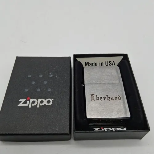 ZIPPO Gebürstetes Chrom 60000804 Feuerzeug - Hochwertiges nachfüllbares Sturmfeuerzeug aus gebürstetem Chrom, winddicht und perfekt für alle Wetterbedingungen. Ein amerikanischer Klassiker seit 1933, ideal für Sammler und den täglichen Gebrauch.