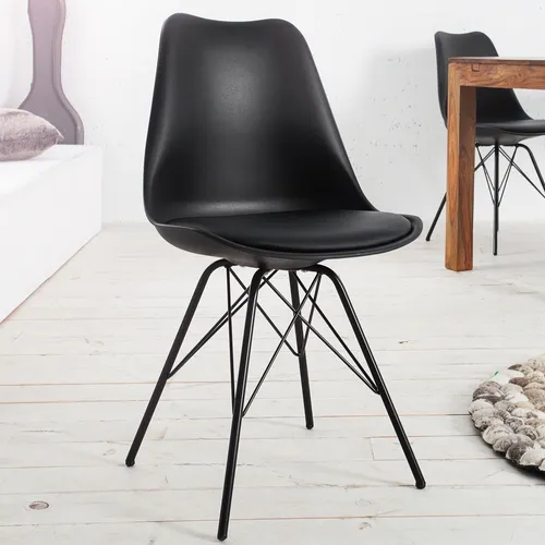 invicta INTERIOR Retro Designstuhl SCANDINAVIA MEISTERSTÜCK schwarz - Der SCANDINAVIA MEISTERSTÜCK Designstuhl vereint Stil und Komfort. Mit seiner organisch geformten Sitzschale aus Kunstleder und stabilen, schwarz lackierten Beinen ist er ideal für jedes Esszimmer. Maße: 50x85x60 cm.