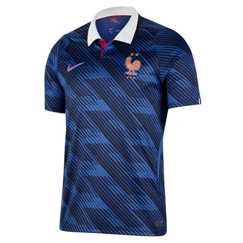NIKE Herren Fantrikot Frankreich FFF 2026 Heimtrikot - Entdecken Sie das FFF 2026 Heimtrikot von Nike. Mit einem dynamischen Allover-Print und einer klassischen Farbpalette ist es ideal für Fans, die Stil und Teamgeist vereinen möchten.