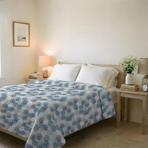 Italian Bed Linen Leichte Steppdecke & Übergangsdecke Basic 250x240 cm - Bügelfreie Mikrofaser Tagesdecke 100g für Französisches Bett - Sommer & Frühling Decke - Soffioni Blu