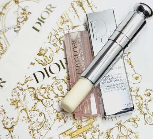 Christian Dior Dior Addict Lip Glow 3.2g - Lippenstift mit pflegender Formel, die die Lippen mit einem natürlichen Hauch von Farbe und Feuchtigkeit versorgt. Ideal für einen strahlenden Look.
